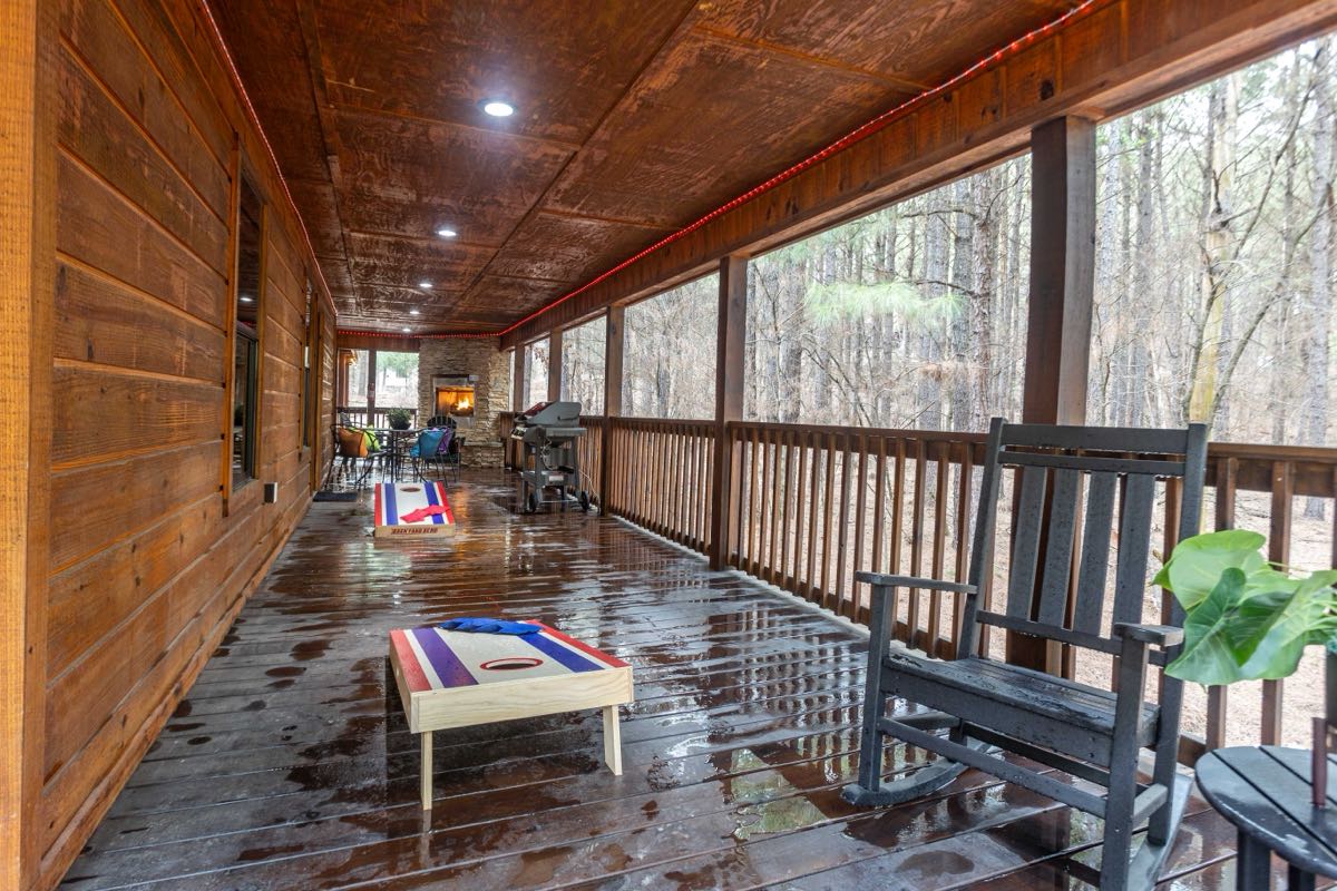 Cinnamon Spice Deck Enclosed Wide